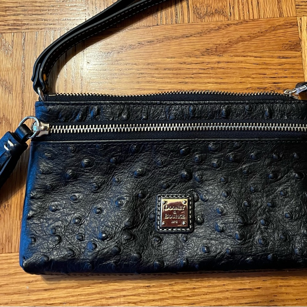 ♥️Dooney & Burke Wristlet♥️
